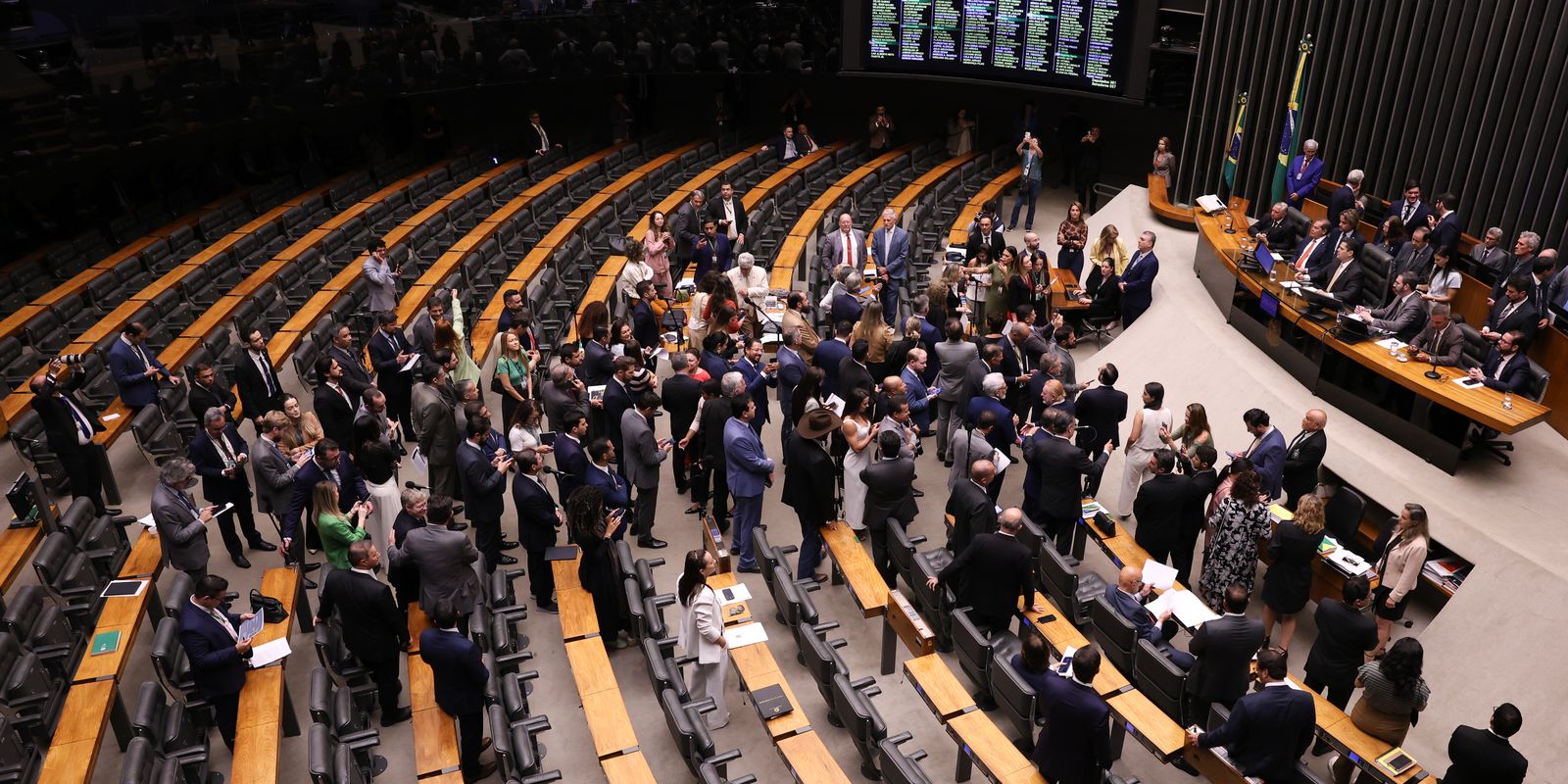 Congresso derruba veto e reduz pena de condenados por golpe