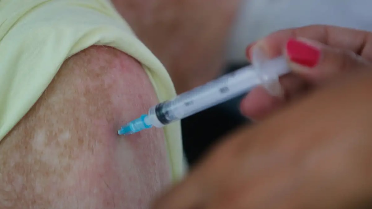 Vacinação contra a gripe é retomada no Rio de Janeiro após falta de estoque