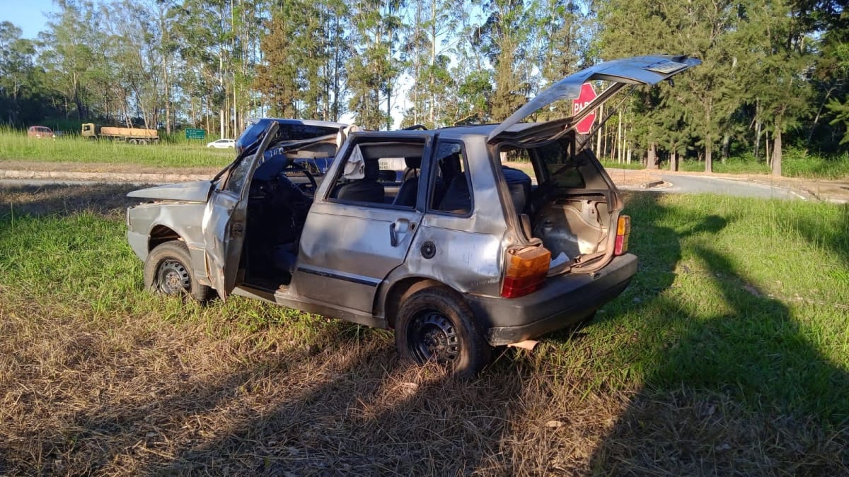 Pessoa morre após carro capotar na BR-040 em Carandaí