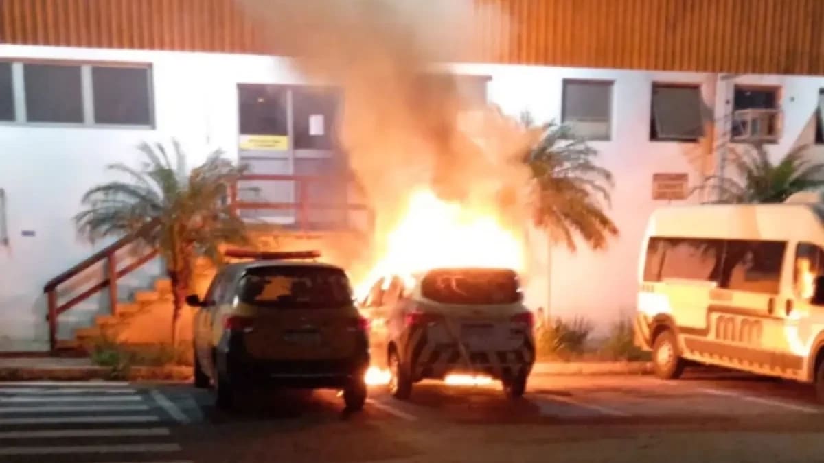 Duas viaturas da SET são destruídas por incêndio em Goiânia