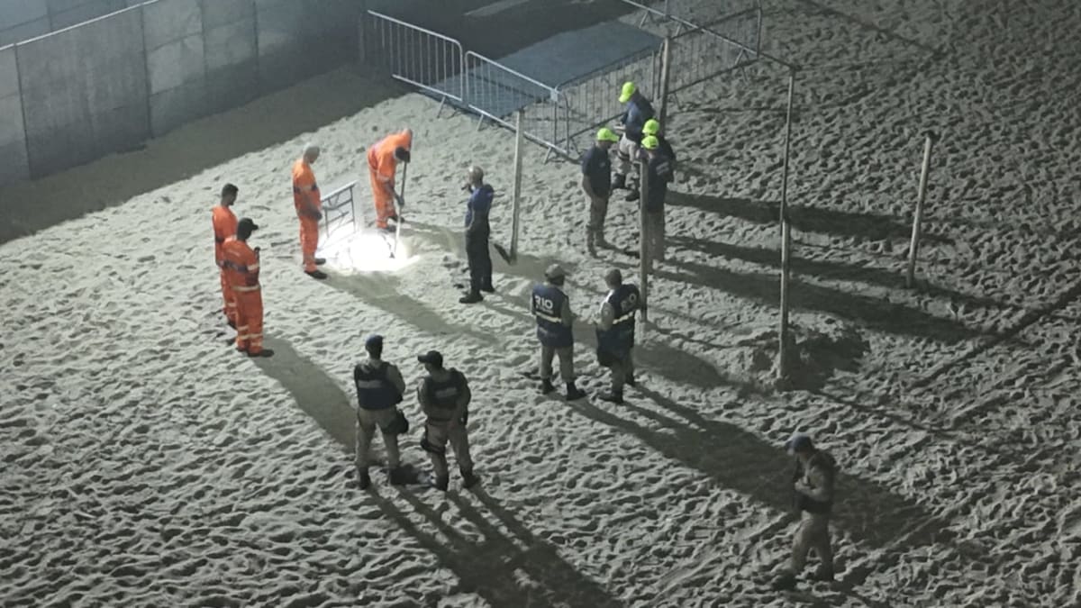 Segunda noite da Operação Tatuí fiscaliza Praia de Copacabana antes de show de Shakira