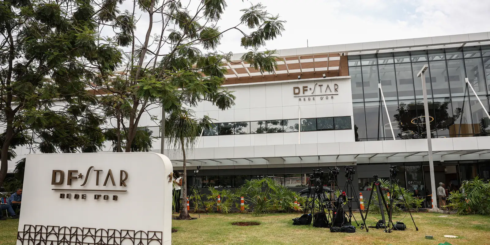 Ex-presidente Bolsonaro passa por cirurgia no ombro em Brasília