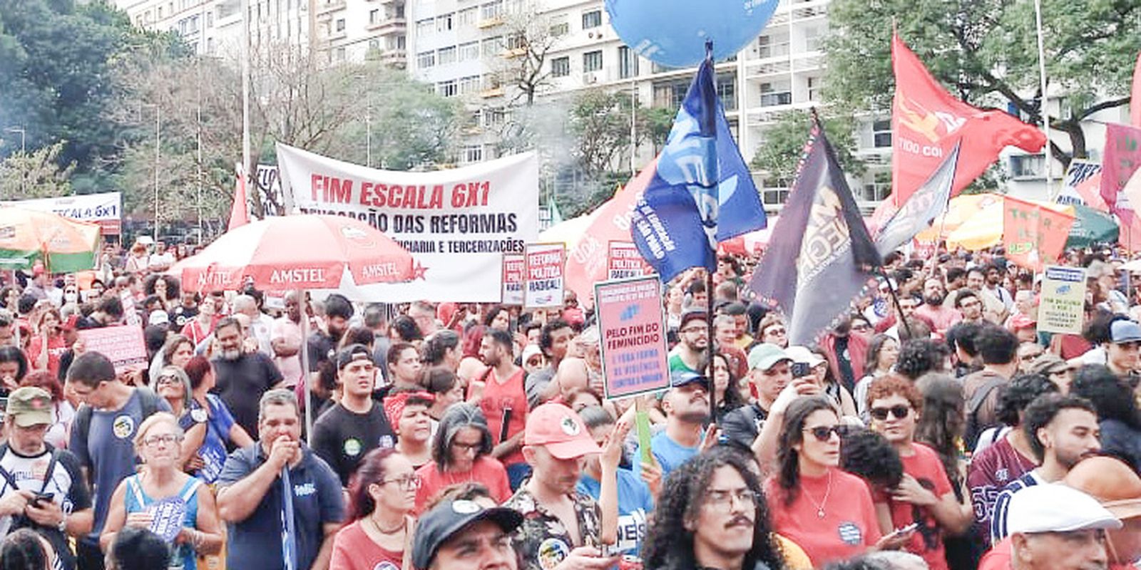 Manifestação em São Paulo pede fim da escala 6x1 e combate ao feminicídio