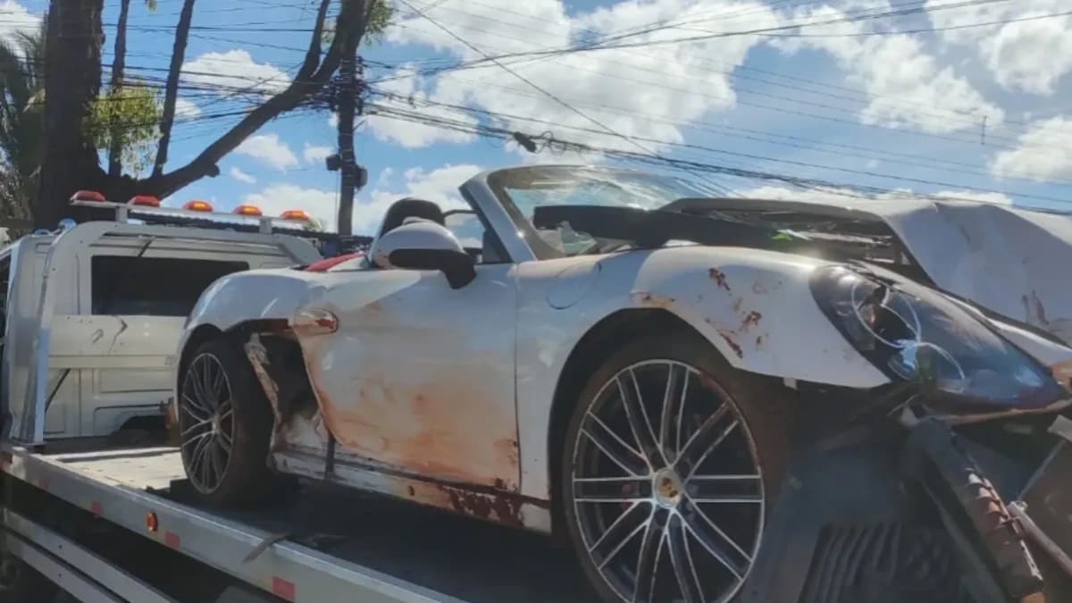Motorista de Porsche invade CMEI, foge e deixa passageira ferida em Goiânia