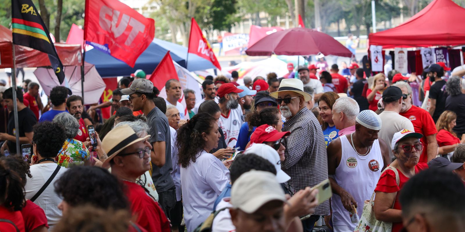 Trabalhadores protestam contra escala 6x1 no Dia do Trabalhador