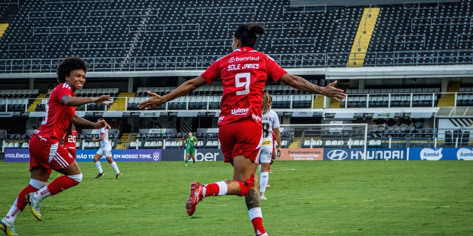 Internacional vence Santos com goleada fora de casa
