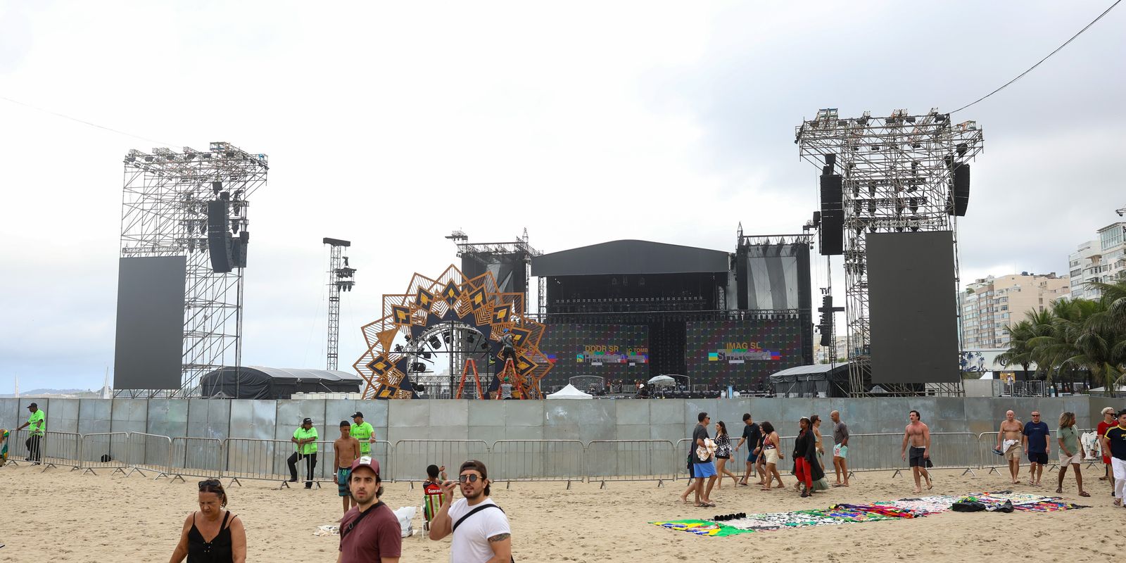 Bombeiros fazem segunda vistoria para show de Shakira em Copacabana