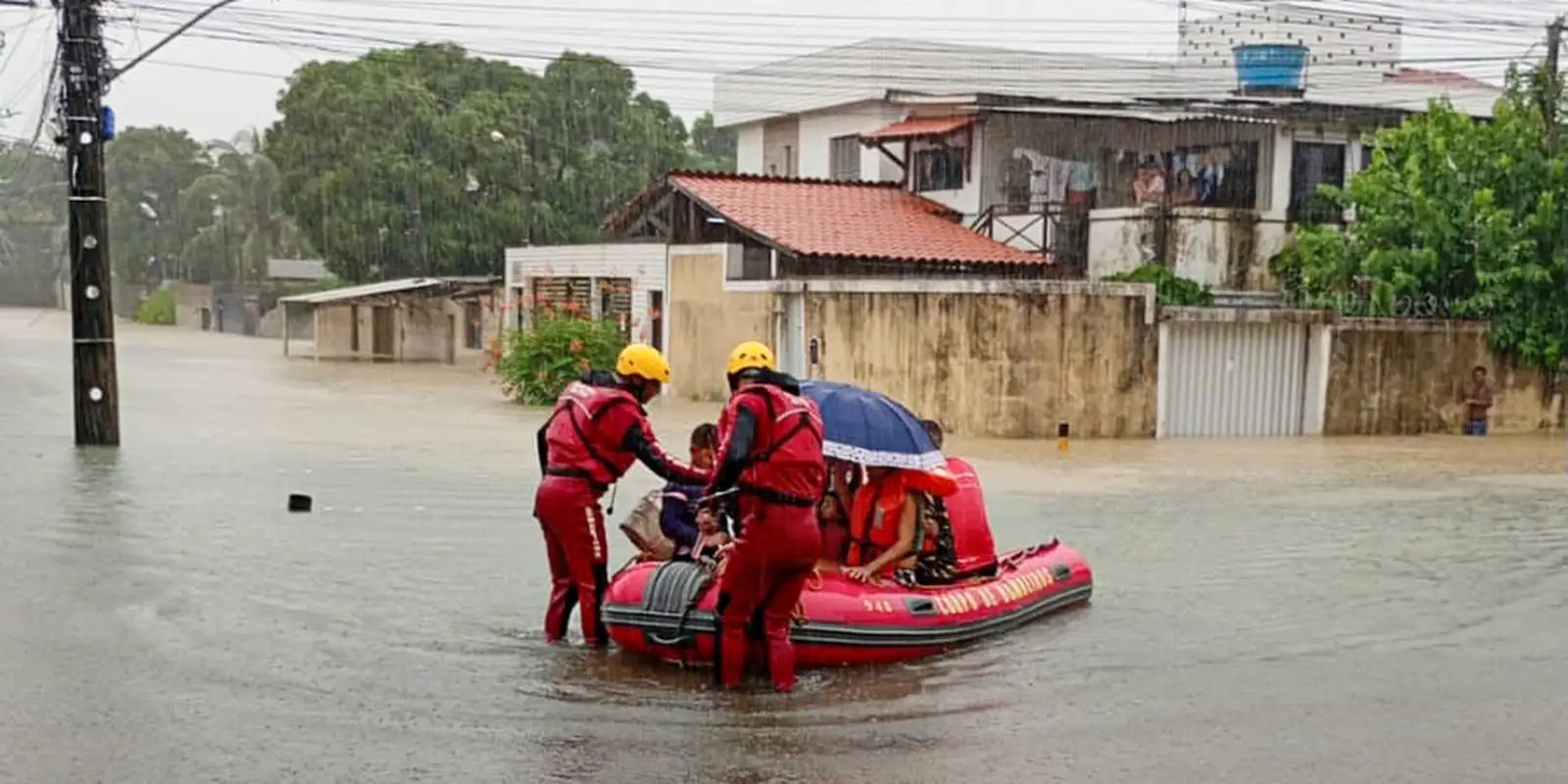 Tempestades causam quatro mortes e deixam centenas desabrigados em Pernambuco