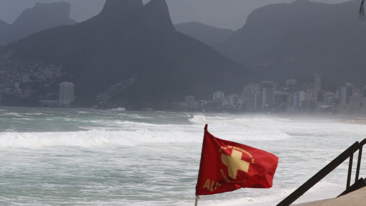 Ressaca com ondas de até 3 metros atinge litoral do Rio de Janeiro entre domingo e terça-feira