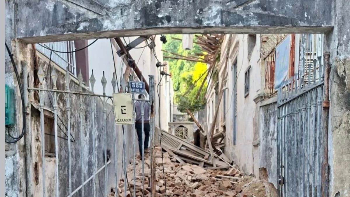 Parte de casarão antigo desaba em Botafogo, Zona Sul do Rio, e assusta moradores