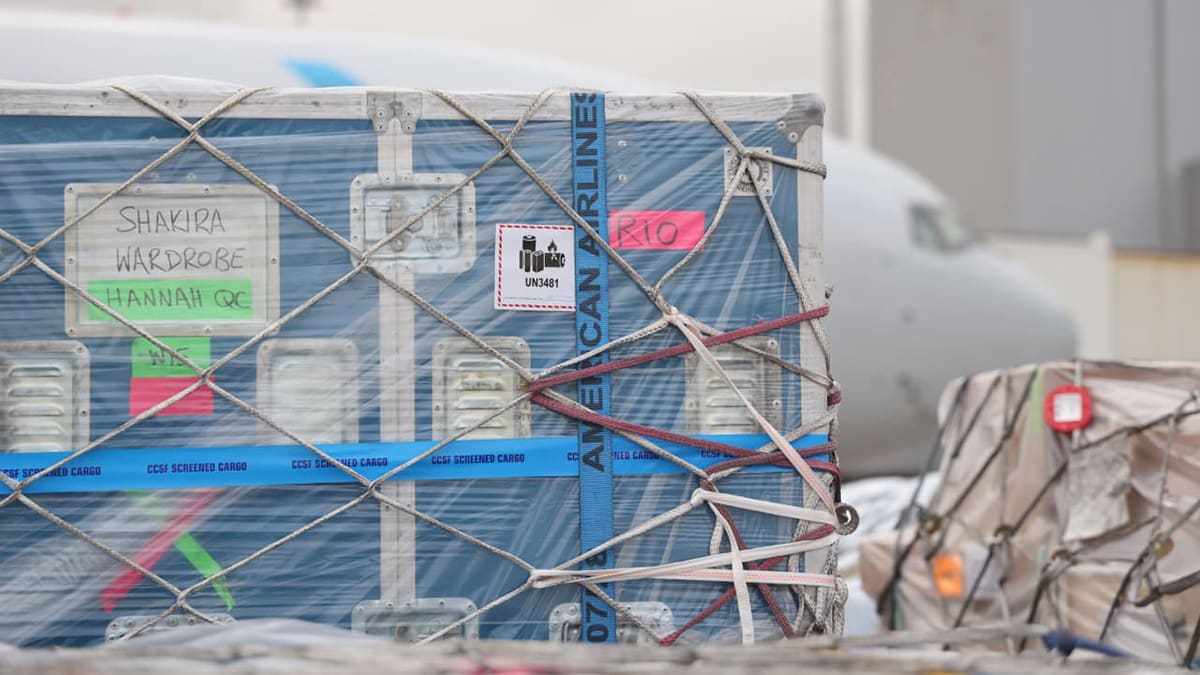 Aeroporto do Galeão recebe 25 toneladas de equipamentos para show de Shakira em Copacabana