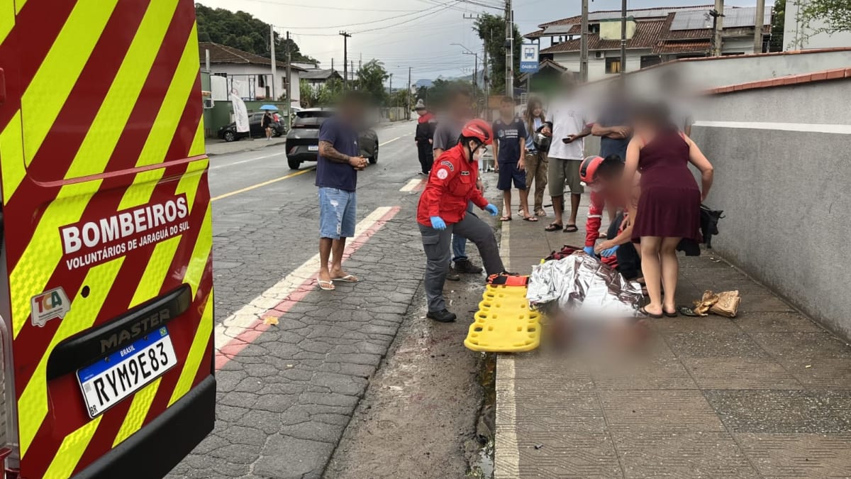 Motociclista fica gravemente ferido em acidente com carro em Jaraguá do Sul
