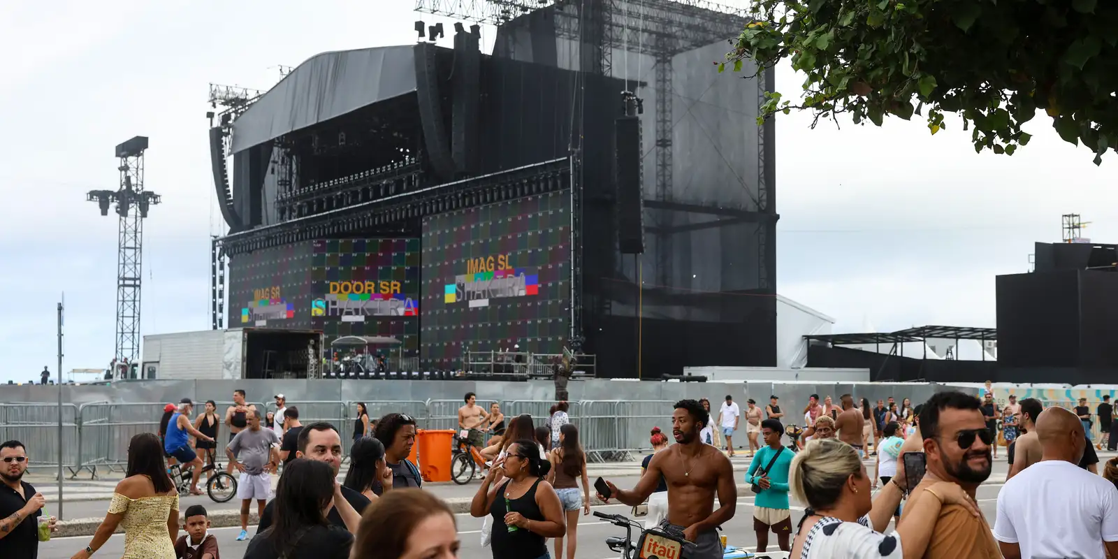 Bombeiros fazem segunda vistoria para show de Shakira em Copacabana