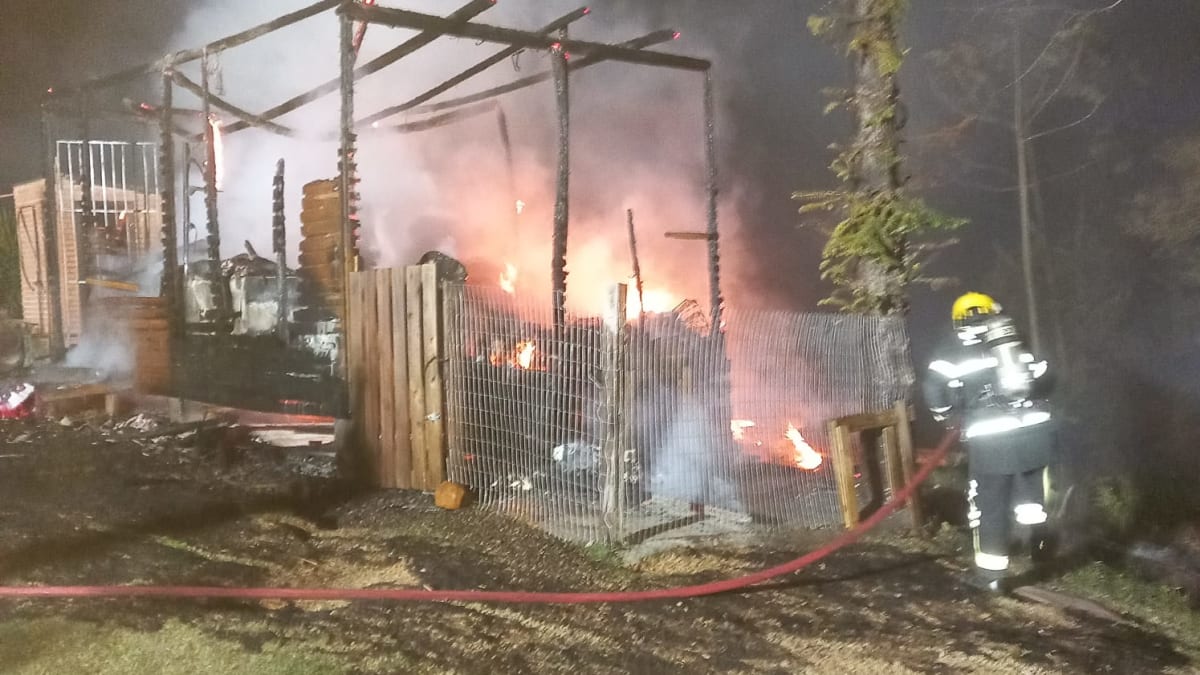 Bombeiros combatem incêndio em edícula de madeira em Criciúma