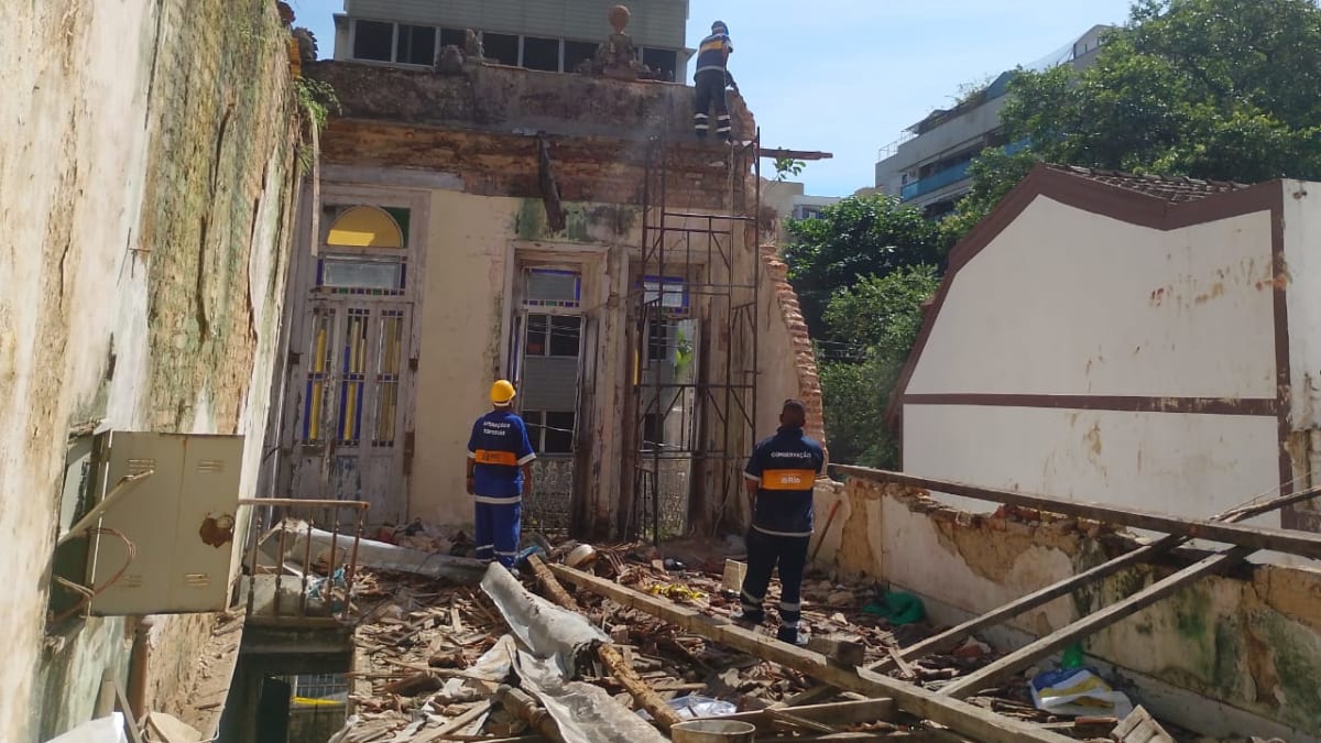 Parte de casarão desaba em Botafogo sem feridos