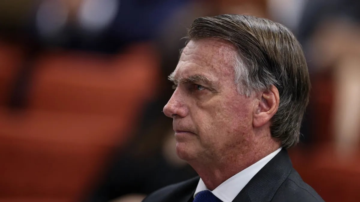 Ex-presidente Jair Bolsonaro segue internado após cirurgia no ombro em Brasília