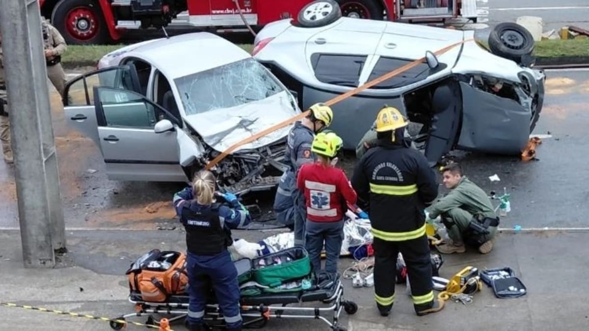 Homem morre em grave colisão entre dois carros em Joinville