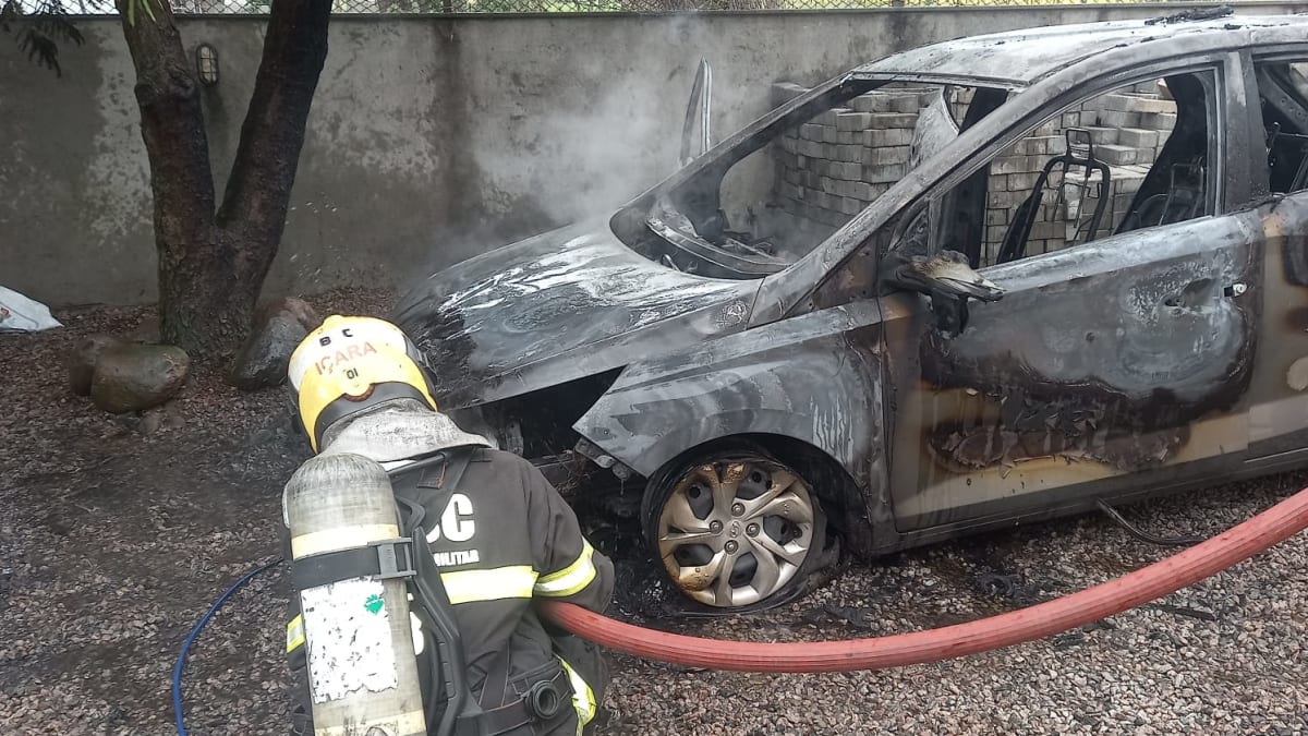 Carro é destruído por incêndio em garagem de residência em Içara