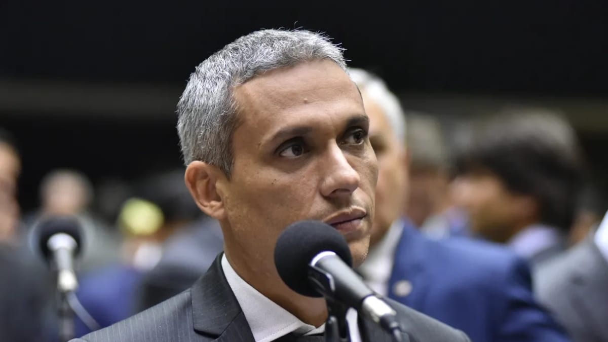 Deputado Gustavo Gayer cai para quarto lugar em pesquisa e se distancia de Wilder Morais