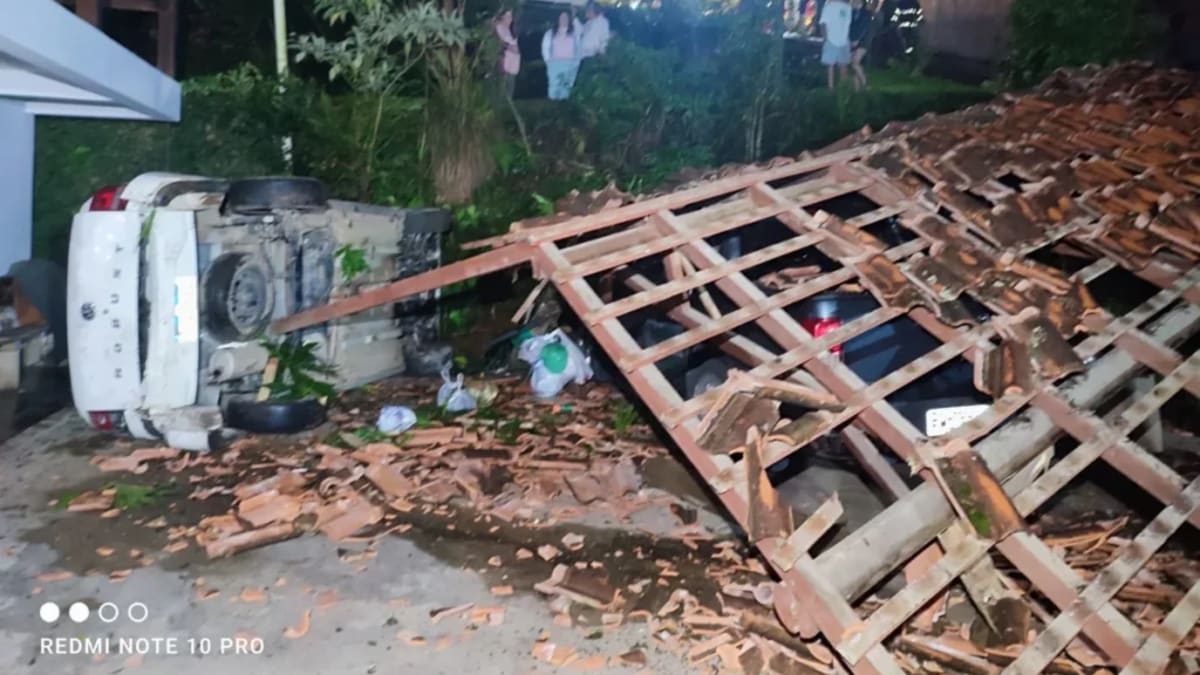 Carro sai da pista, desce barranco e atinge garagem de residência em Rio do Sul