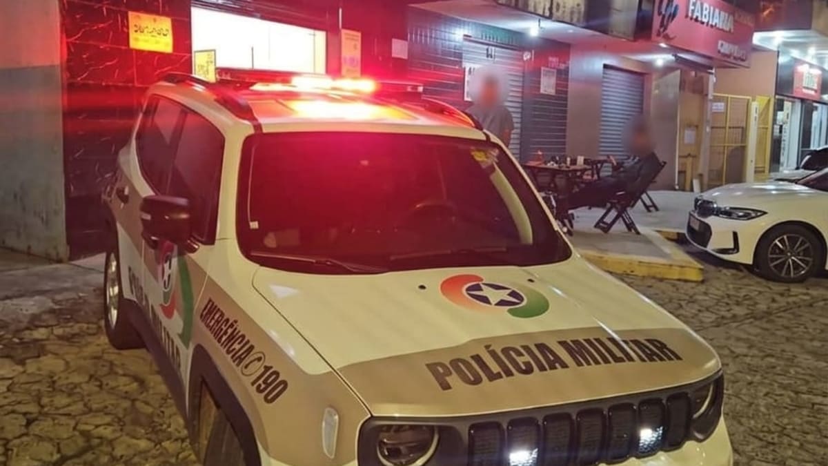 PM fiscaliza comércios e identifica irregularidades no bairro Pinheirinho