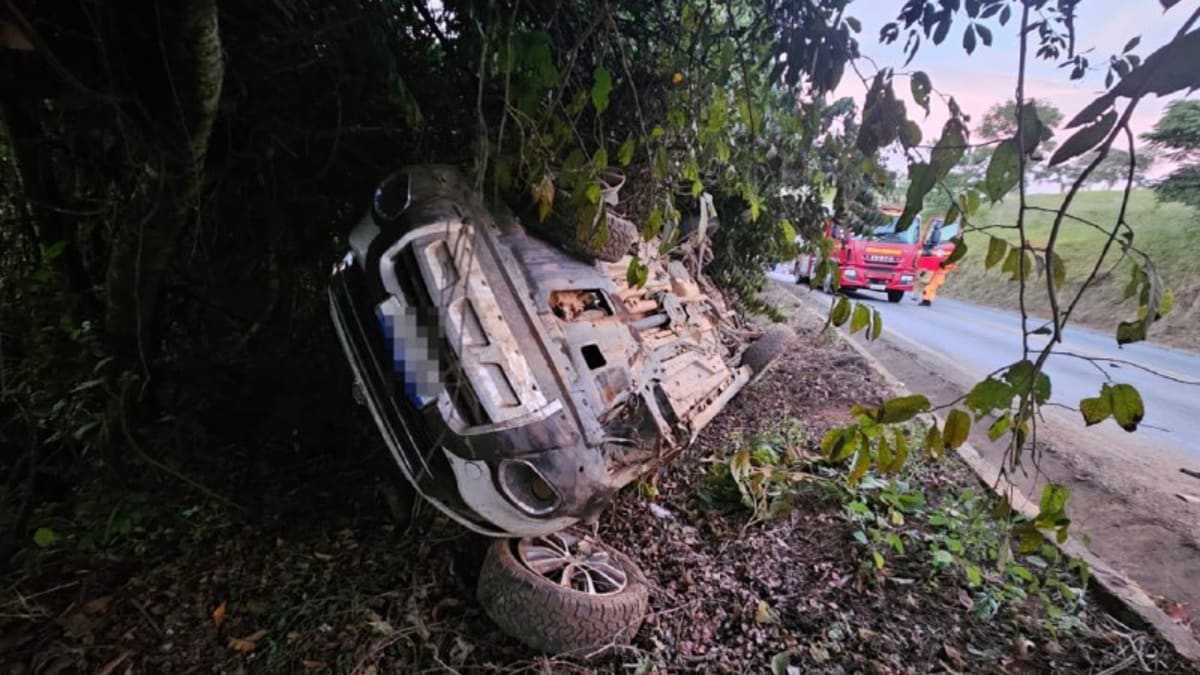 Adolescente morre e jovem fica ferido em capotamento na MG-164 em Itapecerica