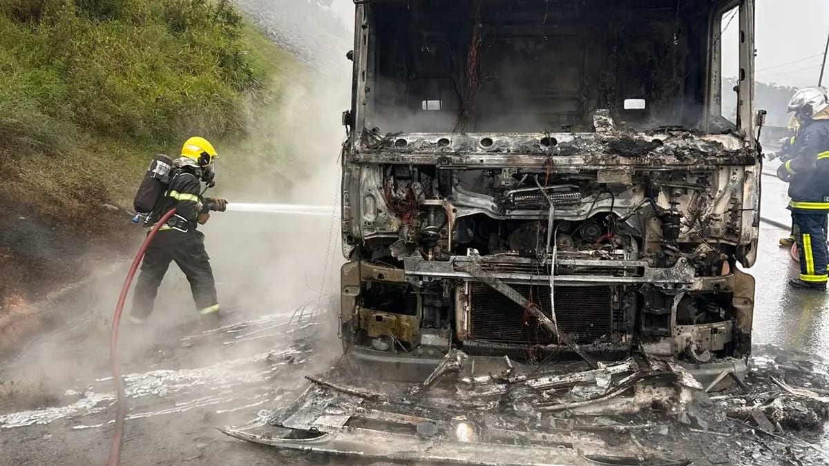 Carreta com produto químico pega fogo em Garuva e mobiliza bombeiros de SC e PR