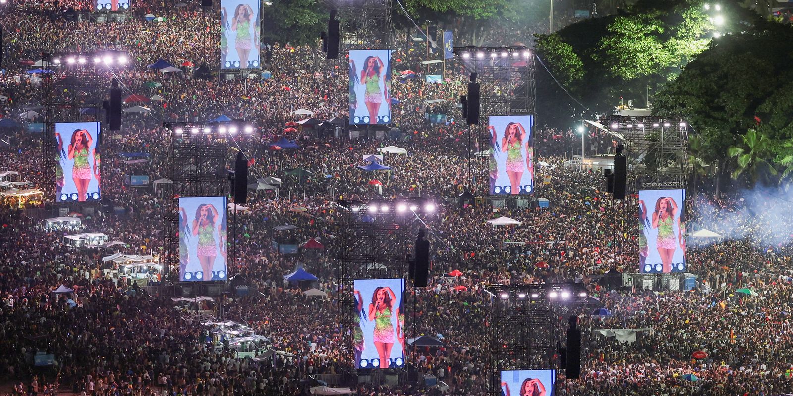 Shakira reúne 2 milhões em show na praia de Copacabana