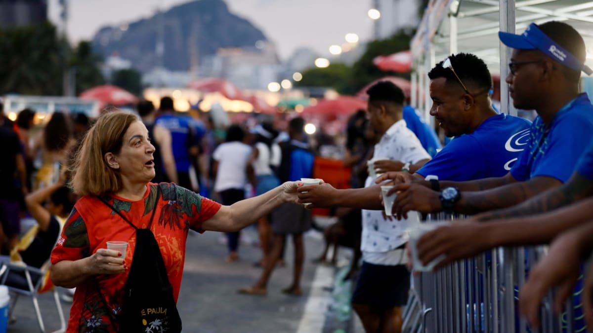Cedae distribui 30 mil litros de água em show de Shakira em Copacabana