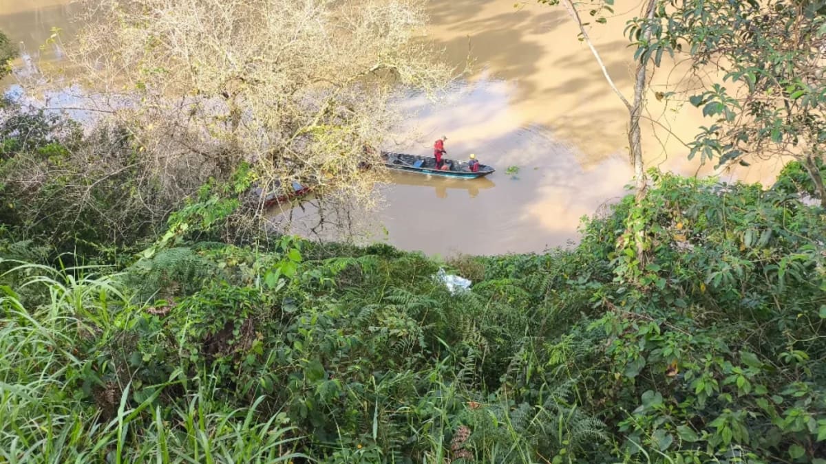 Carro cai em rio em Ibirama; jovem morre e outro segue desaparecido