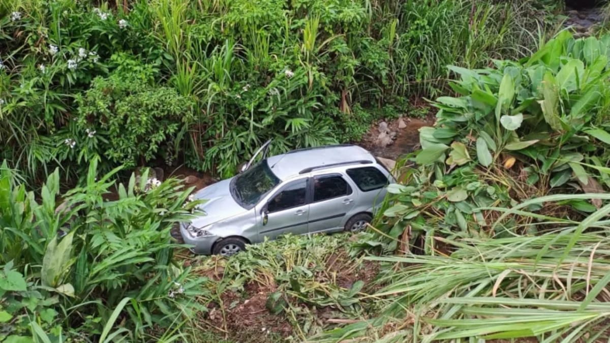 Duas mulheres ficam feridas após carro sair da pista e tombar em Rodeio