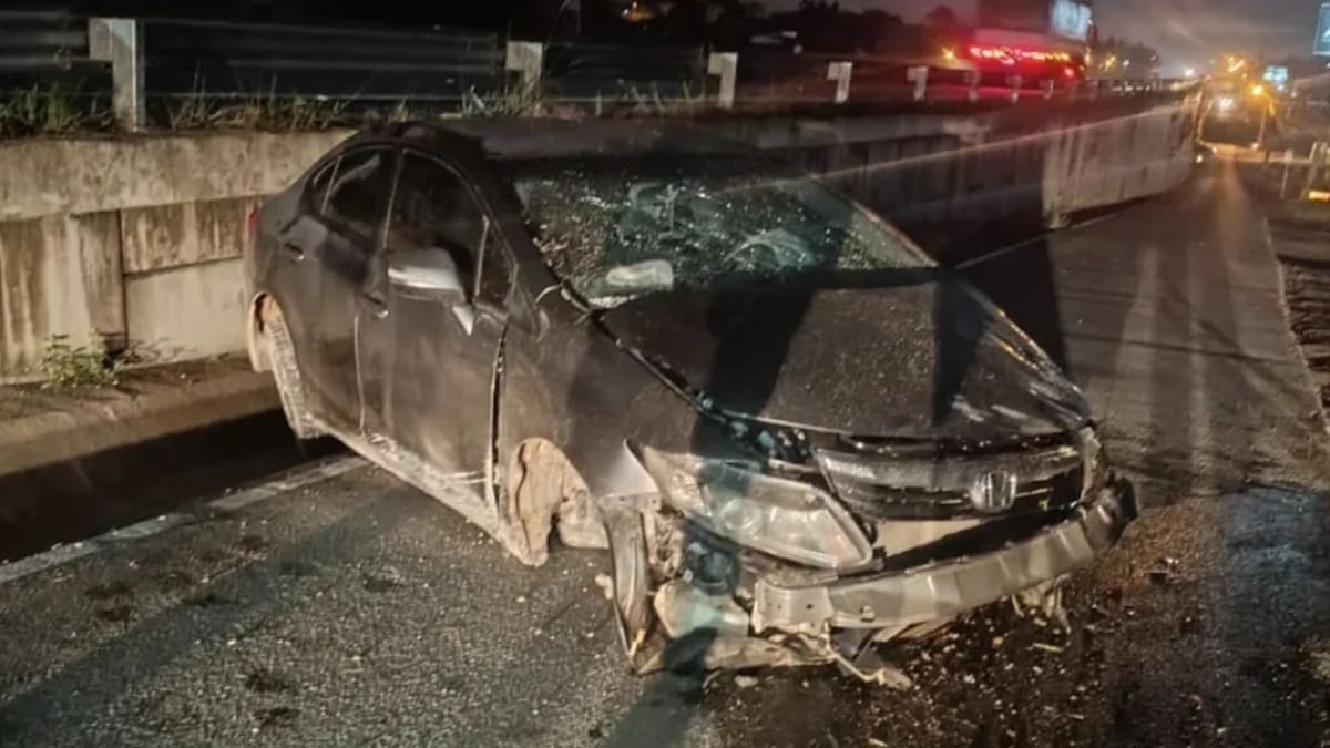 Carro sai da pista e capota na BR-470 em Indaial; três jovens ficam feridos
