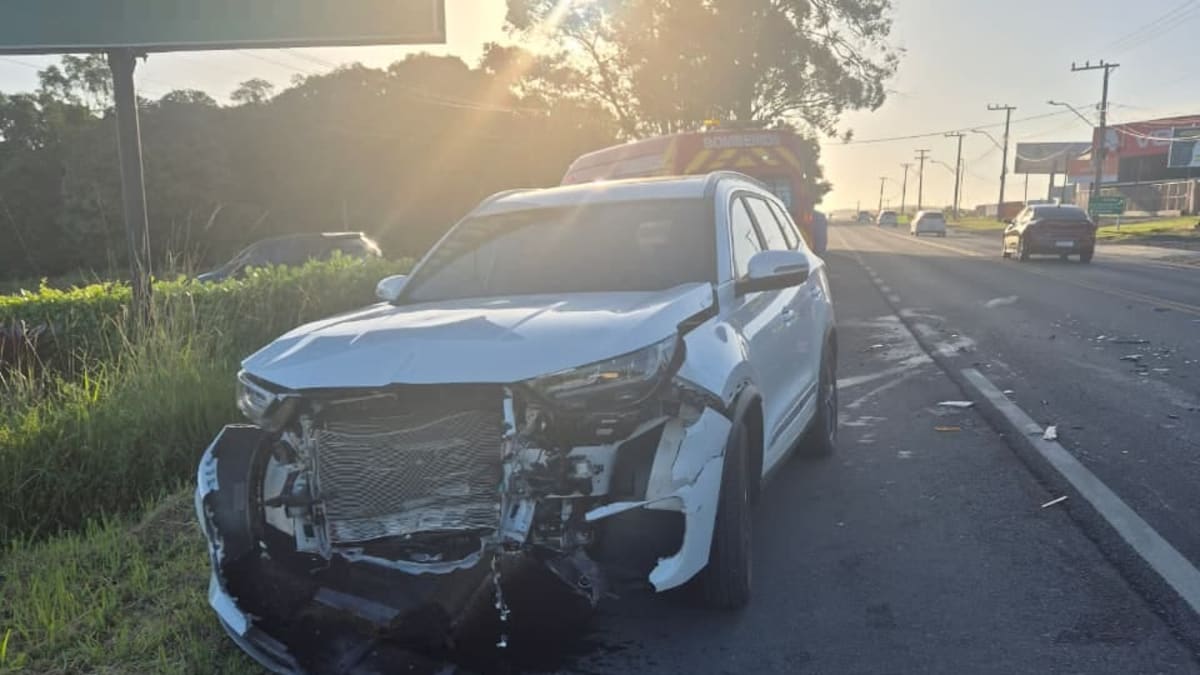 Colisão entre carros deixa uma pessoa ferida na SC-445, em Içara