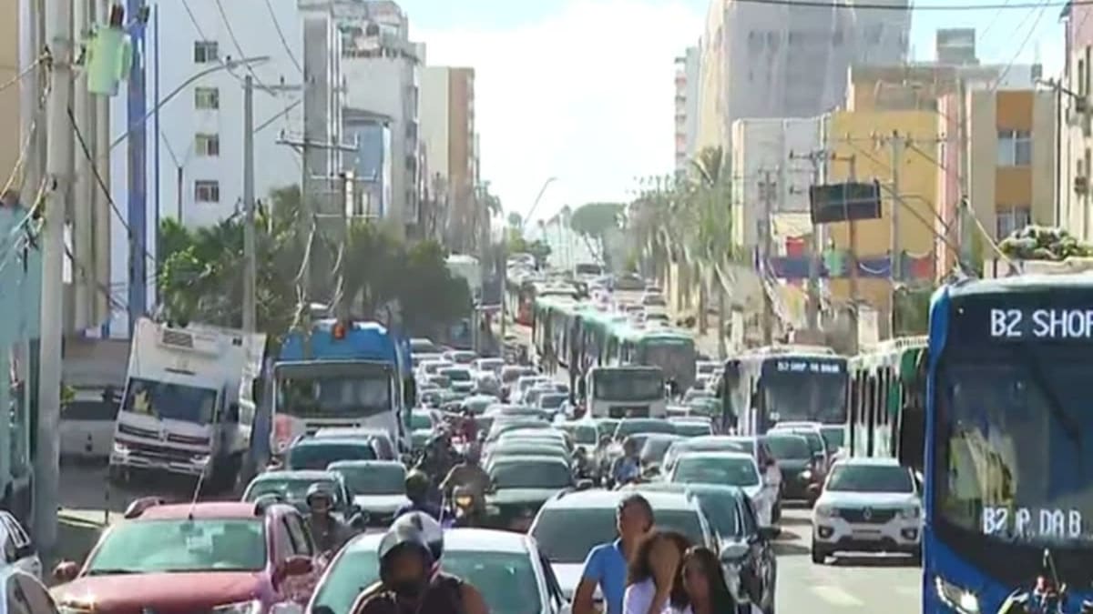 Caminhão tomba em Amaralina e causa congestionamento em Salvador