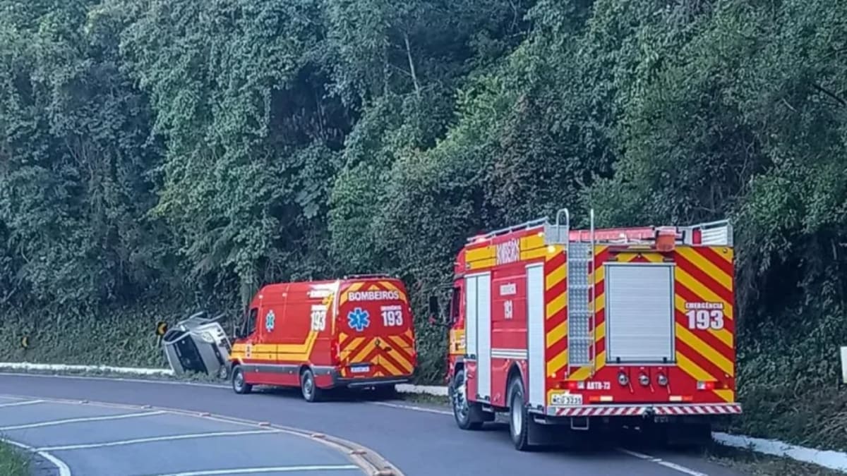Carro capota na Serra do Panelão e casal de idosos é socorrido em Urubici