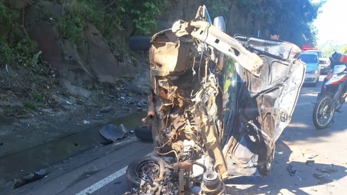 Motorista fica ferida após carro sair da pista e tombar na SC-157