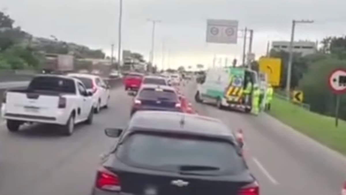 Carro capota na BR-101 e provoca lentidão na Grande Florianópolis