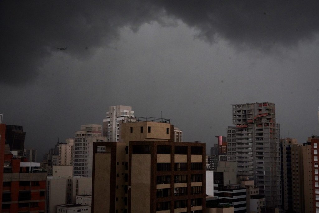 Defesa Civil alerta para chuvas fortes e ondas de até 3 metros em São Paulo