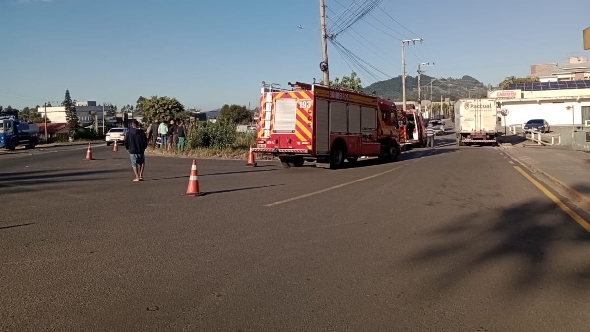 Motociclista fica ferida após cair em vala na SC-370 em Tubarão