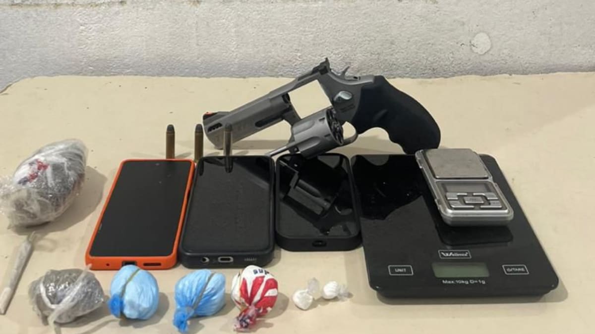 Abordagem por moto irregular leva polícia a casa com drogas e arma em Itapema