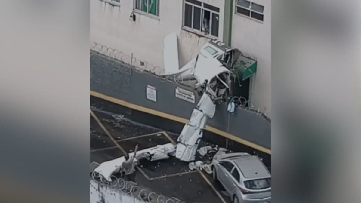 Avião monomotor cai sobre prédio residencial em Belo Horizonte e deixa duas mortes
