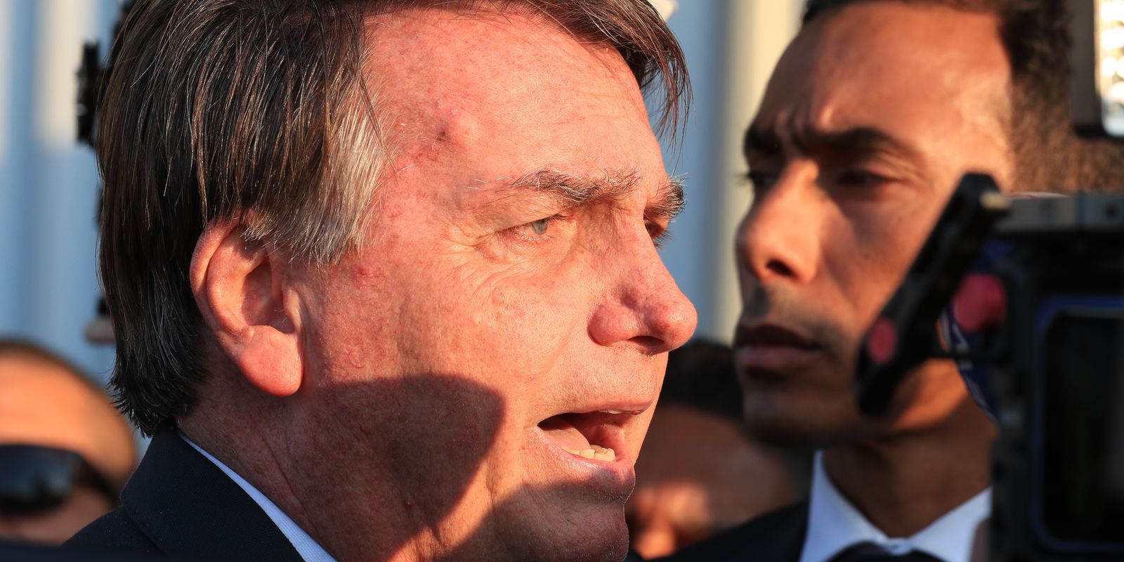 Ex-presidente Jair Bolsonaro recebe alta após cirurgia no ombro