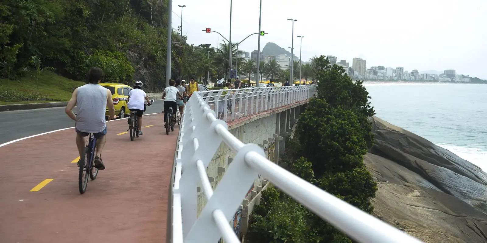Ressaca no mar fecha trecho da Ciclovia Tim Maia no Rio