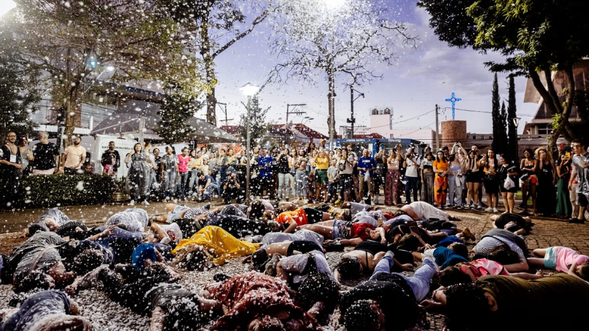 Espetáculo argentino transforma Rua Primeiro de Março em palco a céu aberto no Rio