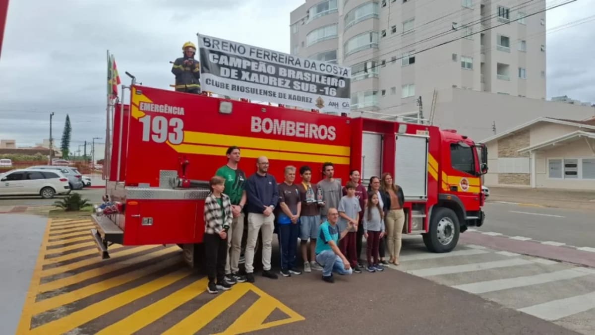 Jovem enxadrista é homenageado com desfile em carro dos bombeiros em Rio do Sul
