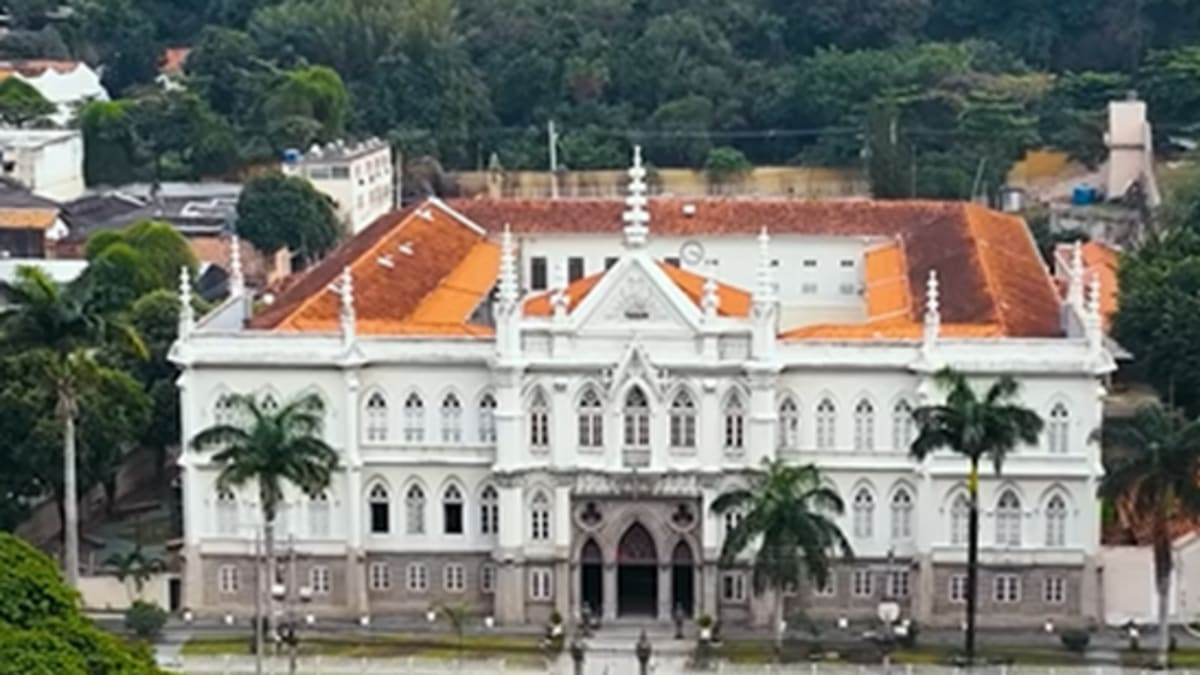Educandário Gonçalves de Araújo recebe nova homenagem com lançamento de livro sobre sua história