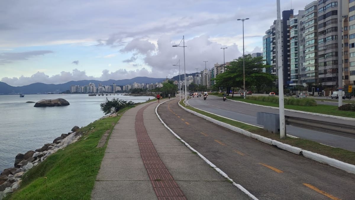 Tempo estável com sol entre nuvens e possibilidade de chuvas rápidas em Santa Catarina