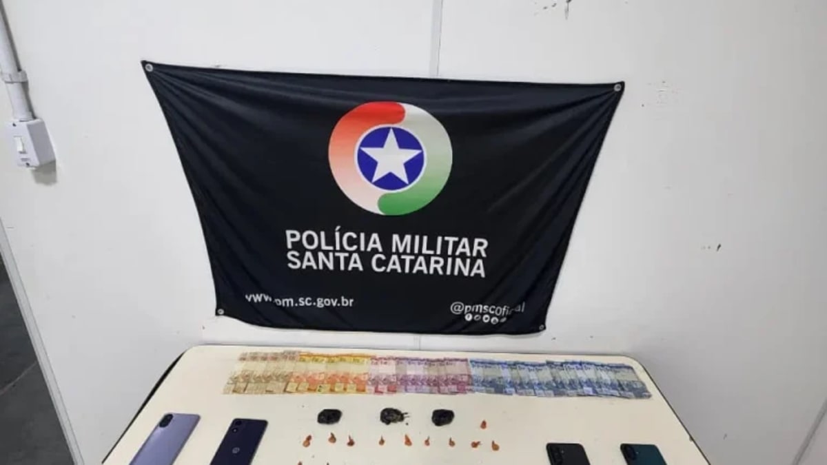 Polícia Militar desarticula ponto de tráfico e prende trio em Blumenau