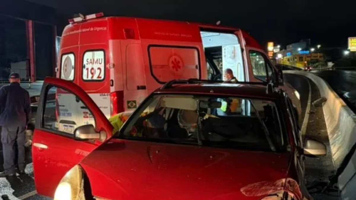 Motorista é ejetado após carro bater contra guarda-corpo na BR-282
