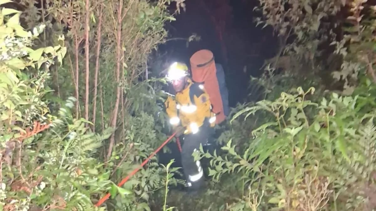 Corpo de Bombeiros atende acidente com veículo em ribanceira na BR-282 em Rancho Queimado